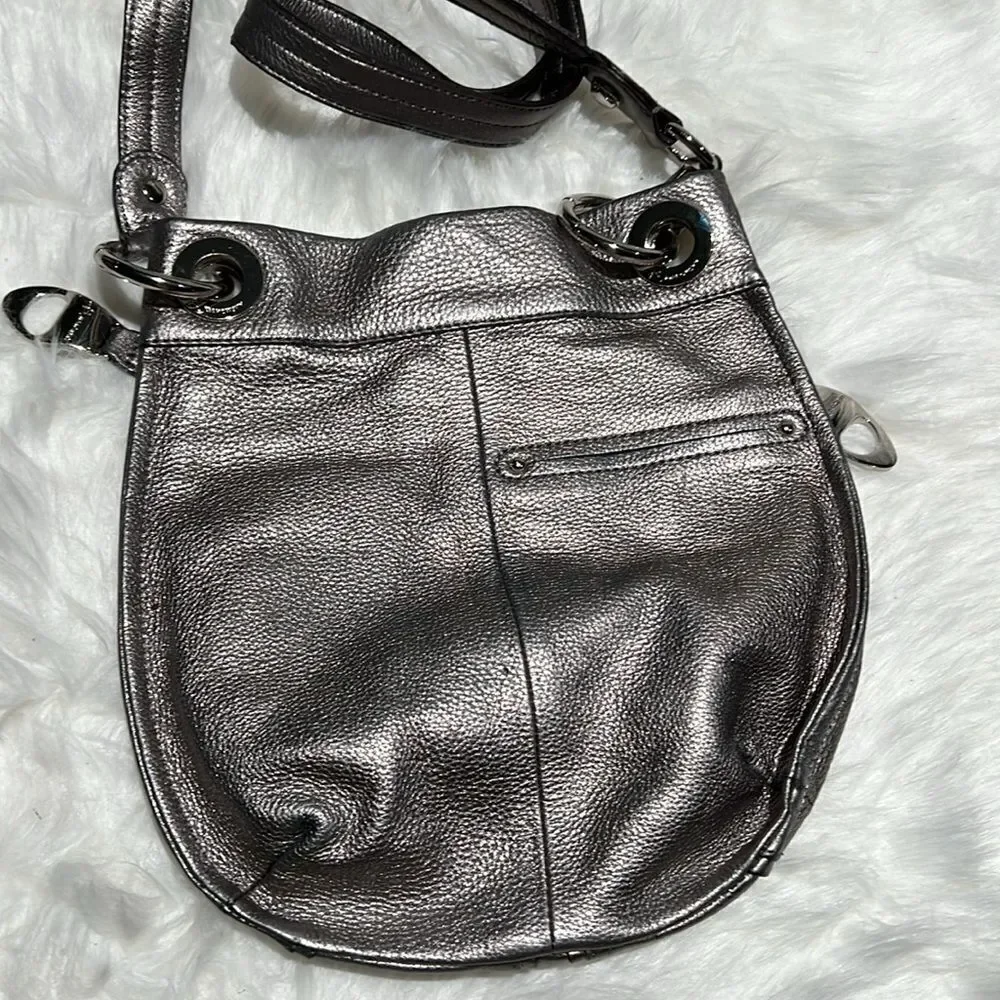 B MAKOWSKY SILVER METALLIC LEATHER CROSSBODY BAG PURSE B94‎